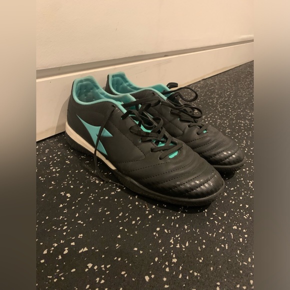 Diadora women’s soccer shoes indoor cleats football women US size 7 - Picture 2 of 4